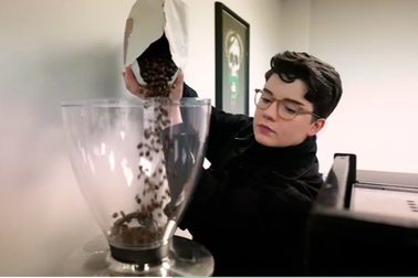 Quay clip pha cà phê rồi đăng lên mạng, cô gái kiếm 200 triệu đồng/tháng