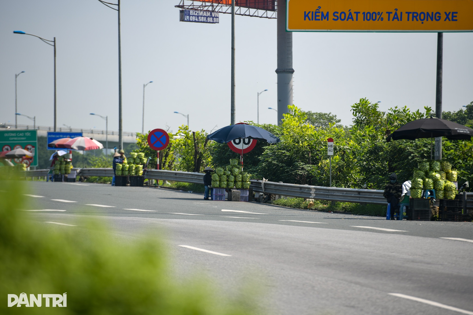 Người bán ổi dưới chân cầu Thanh Trì dọn hàng tháo chạy khi thấy công an - 1 Người bán ổi dưới chân cầu Thanh Trì dọn hàng tháo chạy khi thấy công an - 1