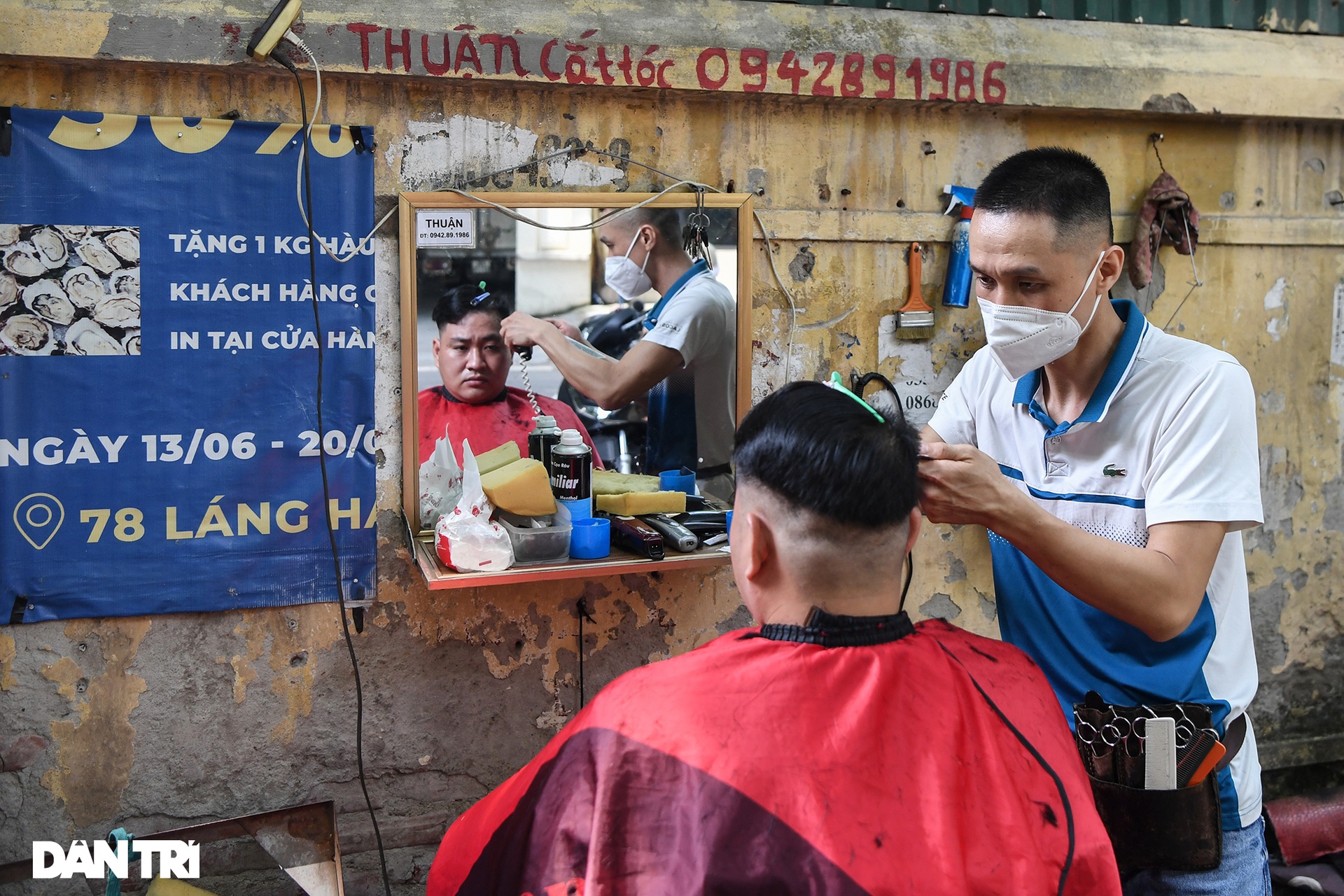 Người dân ở Hà Nội đổ xô đi cắt tóc sau 2 tháng giãn cách xã hội - 12 Người dân ở Hà Nội đổ xô đi cắt tóc sau 2 tháng giãn cách xã hội - 12