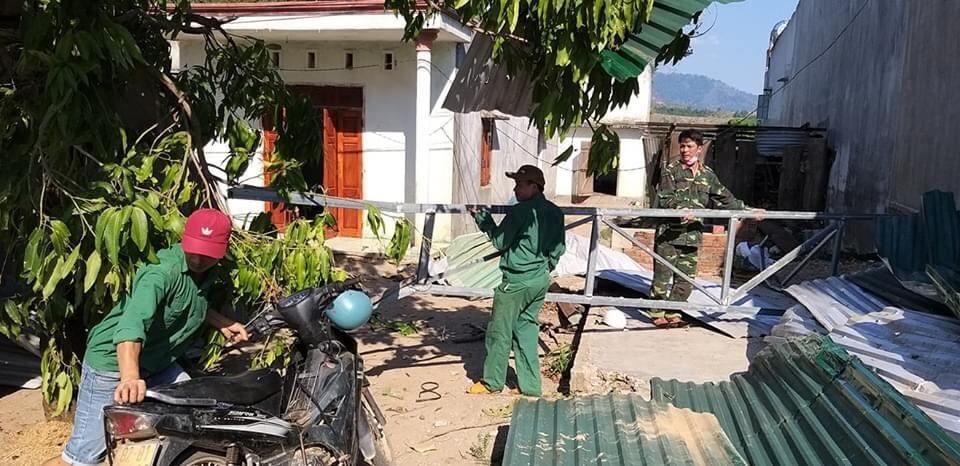 Hơn 100 nhà dân, trường học... bị tốc mái vì mưa giông - 8 Hơn 100 nhà dân, trường học... bị tốc mái vì mưa giông - 8