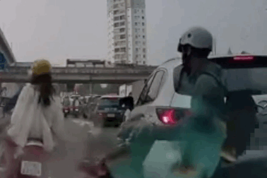 Ô tô chặn làn đường cho phương tiện quay đầu bị người đi xe máy đập gương