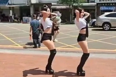 Mẹ thuê vũ công múa cột biểu diễn mừng con tốt nghiệp gây tranh cãi