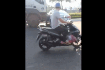 Sốc khoảnh khắc xe taxi bị ủn lê trên đường vì tạt đầu container