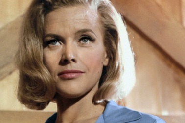 Nữ diễn viên “James Bond” qua đời ở tuổi 94