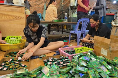 Thủ đoạn làm giả hàng trăm nghìn chai dầu gió của cặp vợ chồng ở TPHCM