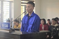 Cha dượng dùng búa đinh đánh vào đầu bé gái lớp 5 lĩnh 21 tháng tù