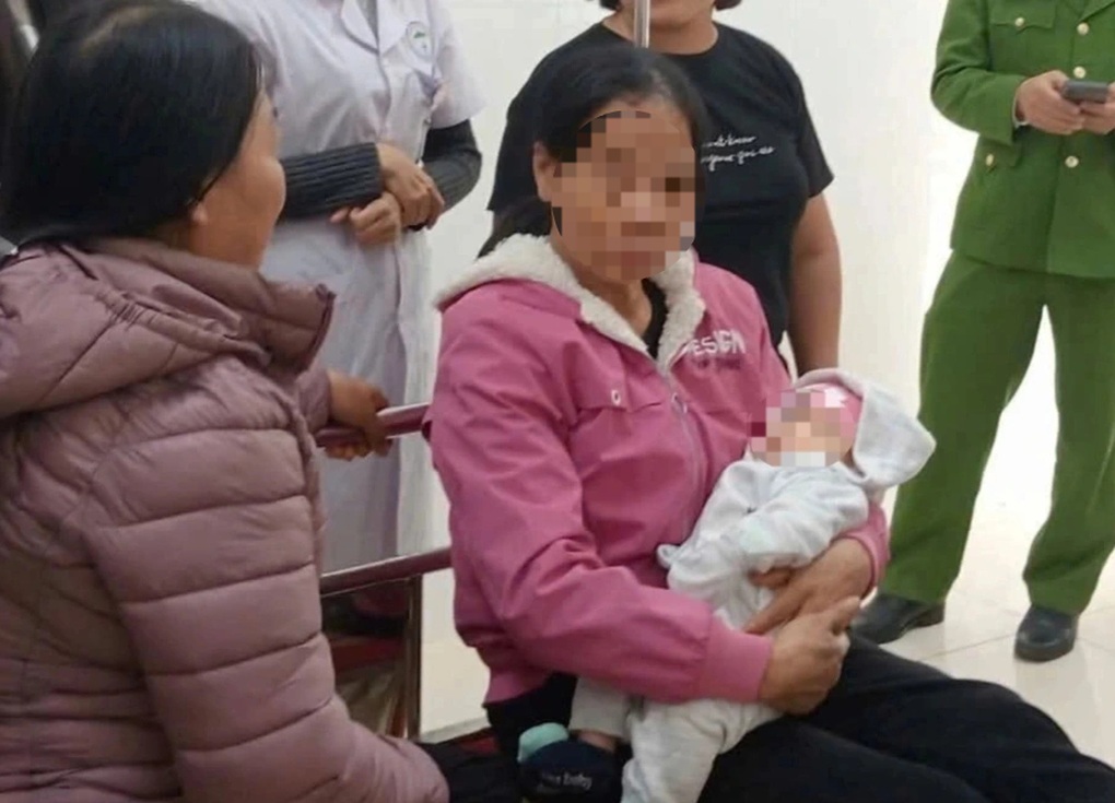 Bé gái sơ sinh hơn 1 tháng tuổi, nặng 5kg bị bỏ rơi gần bụi chuối - 1 Bé gái sơ sinh hơn 1 tháng tuổi, nặng 5kg bị bỏ rơi gần bụi chuối - 1