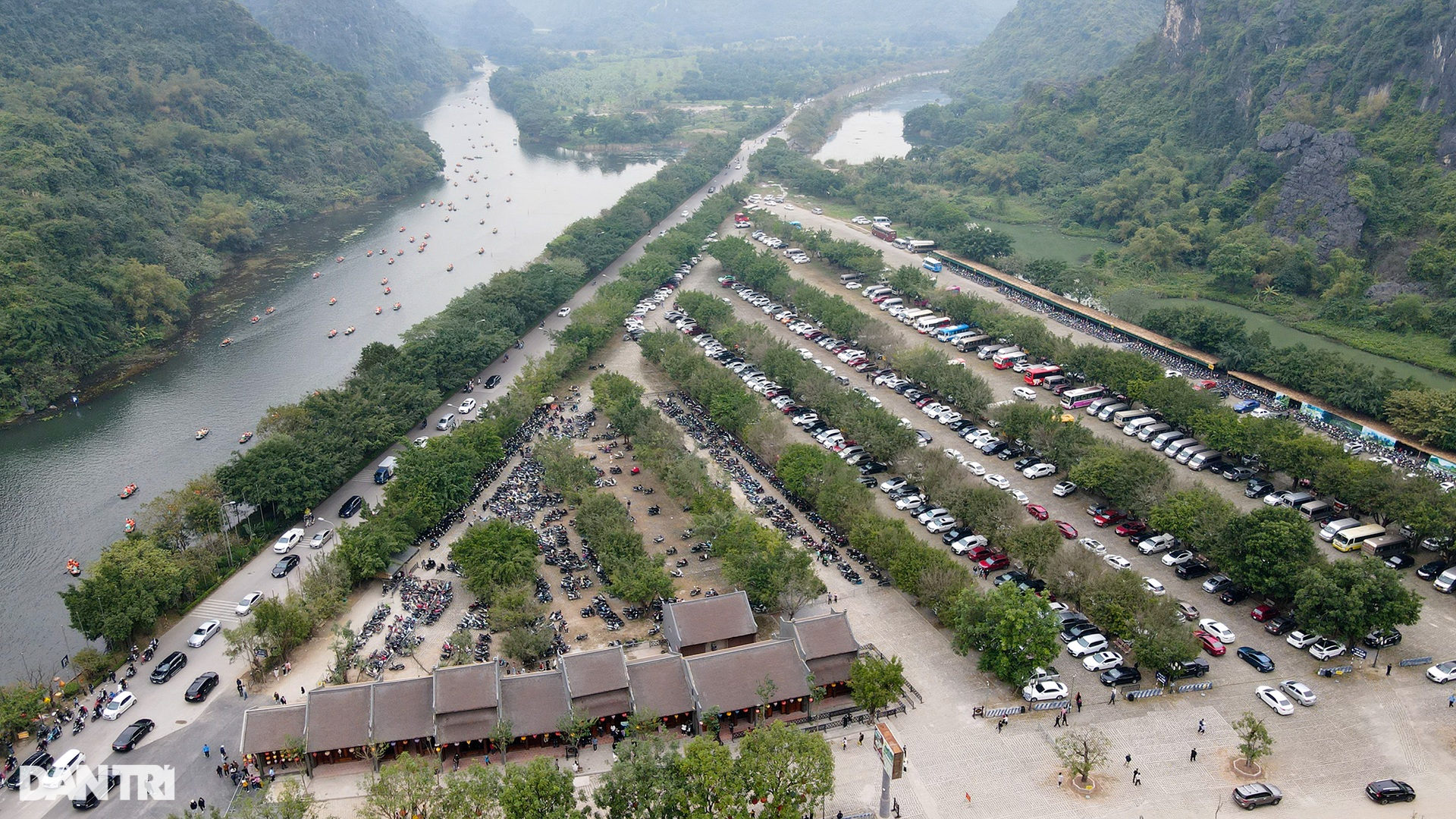 Biển người đổ về danh thắng Tràng An du xuân ngày đầu năm mới - 1 Biển người đổ về danh thắng Tràng An du xuân ngày đầu năm mới - 1