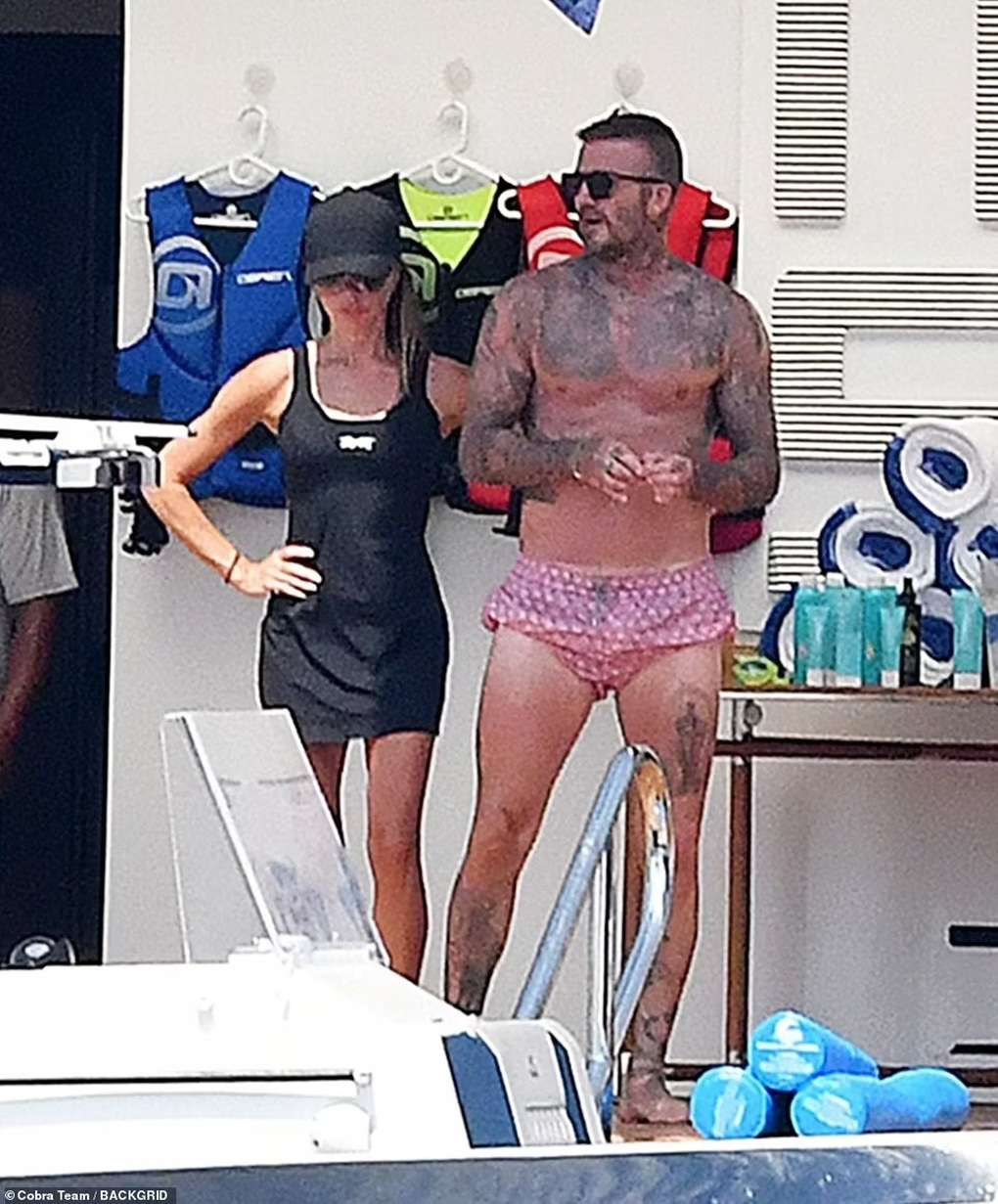 David Beckham khoe vóc dáng nam thần trong kỳ nghỉ hè sang chảnh - 1 David Beckham khoe vóc dáng nam thần trong kỳ nghỉ hè sang chảnh - 1
