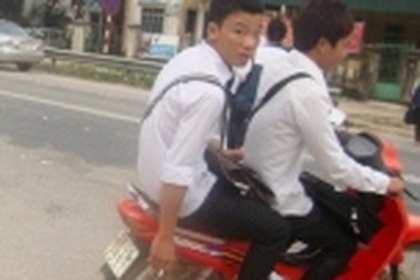 Học sinh vi vu xe máy "kẹp" 4, không mũ bảo hiểm