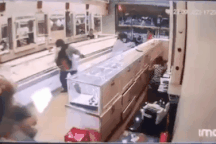 Truy bắt đôi nam nữ nghi cầm súng cướp tiệm vàng