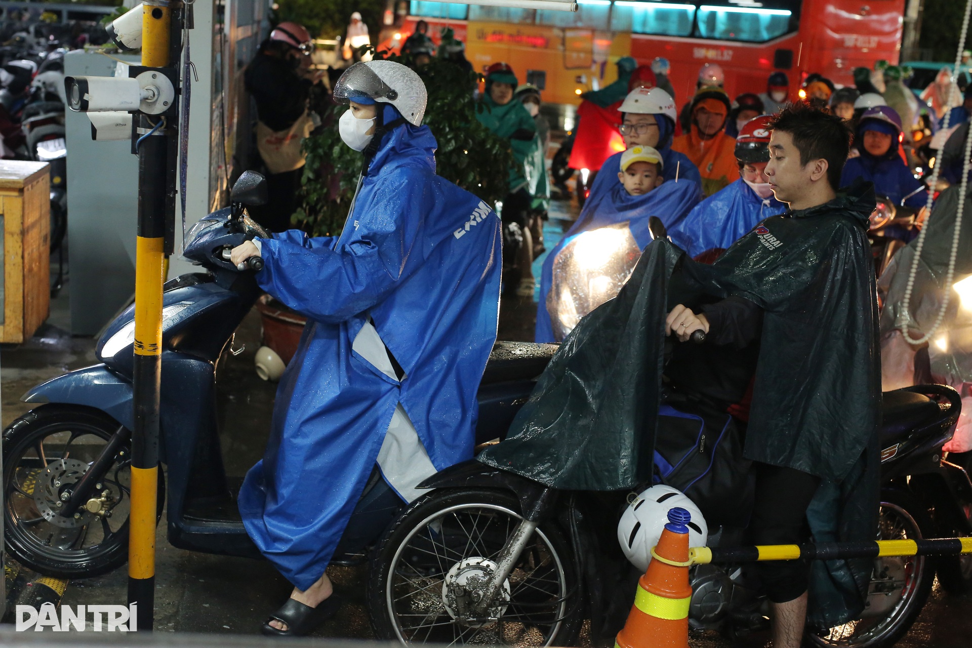 Người dân TPHCM đội vali đi chơi lễ dưới mưa lớn - 6 Người dân TPHCM đội vali đi chơi lễ dưới mưa lớn - 6
