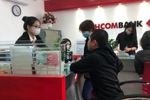 Tạm bỏ quy định khách giao dịch ngân hàng phải tháo khẩu trang