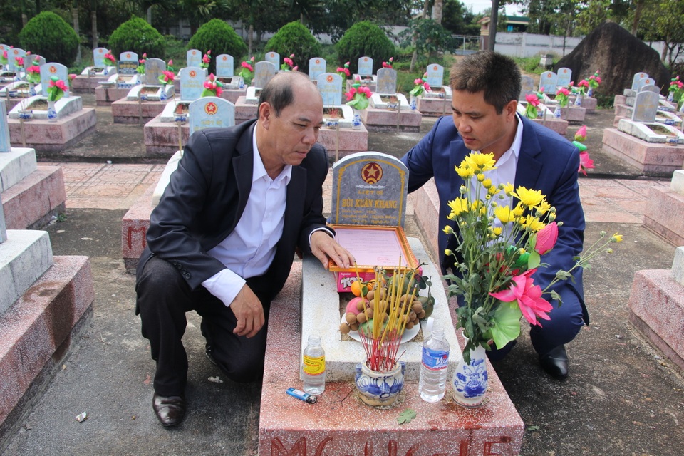 Nước mắt hạnh phúc khi tìm được phần mộ liệt sĩ sau 46 năm tìm kiếm - 4 Nước mắt hạnh phúc khi tìm được phần mộ liệt sĩ sau 46 năm tìm kiếm - 4