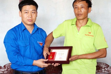 Truy tặng Huy hiệu Tuổi trẻ dũng cảm cho học sinh quên mình cứu bạn