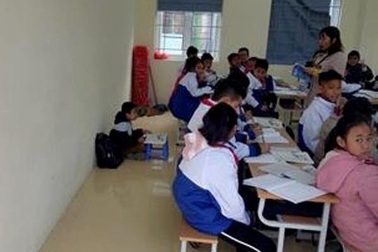 Cô giáo phạt nam sinh ngồi học dưới nền nhà vì không đeo khăn quàng đỏ