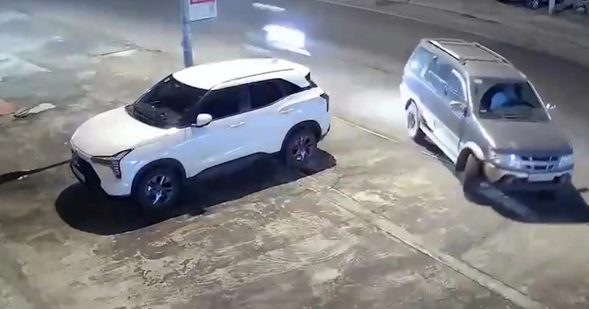 Xe máy tông vào ô tô lùi từ vỉa hè xuống lòng đường ở Lâm Đồng