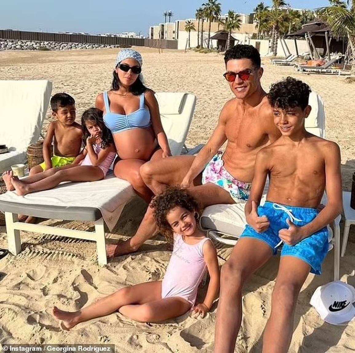 Bạn gái gọi Ronaldo là người cha tuyệt vời nhất thế giới - 6 Bạn gái gọi Ronaldo là người cha tuyệt vời nhất thế giới - 6