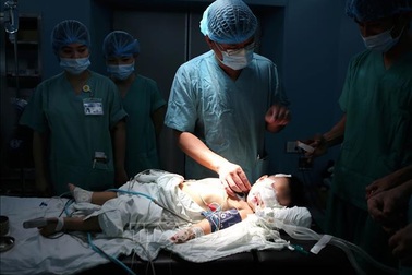 Các bác sĩ Bệnh viện Trung ương Huế mổ tim miễn phí cho bệnh nhân ở Hà Tĩnh