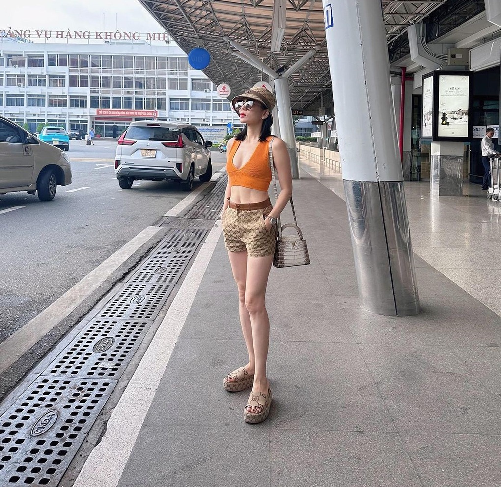 Mẫu dép hàng hiệu giúp Lệ Quyên thoải mái sau nhiều giờ đi giày cao gót - 4 Mẫu dép hàng hiệu giúp Lệ Quyên thoải mái sau nhiều giờ đi giày cao gót - 4