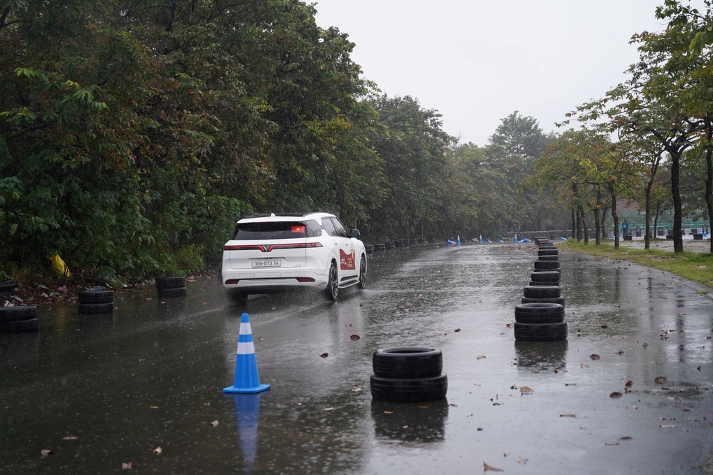 VinFast VF 9 chinh phục khách hàng Hà Nội qua loạt bài lái thử đầy cảm xúc - 5 VinFast VF 9 chinh phục khách hàng Hà Nội qua loạt bài lái thử đầy cảm xúc - 5