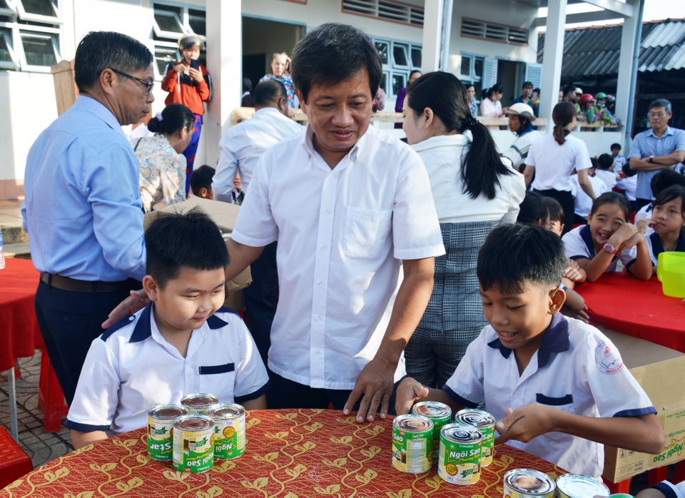 Ông Đoàn Ngọc Hải tặng quà, mời học sinh ở U Minh ăn phở - 2 Ông Đoàn Ngọc Hải tặng quà, mời học sinh ở U Minh ăn phở - 2