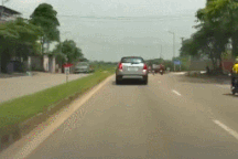 Thót tim tình huống em bé bất ngờ lao ra đường ngay trước mũi ô tô