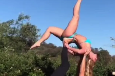 Britney Spears tập yoga đôi điệu nghệ cùng bồ trẻ