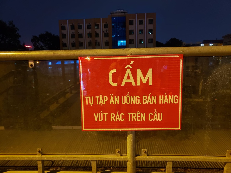Bất chấp biển cấm, giới trẻ biến cầu vượt bộ hành thành điểm giải trí - 2 Bất chấp biển cấm, giới trẻ biến cầu vượt bộ hành thành điểm giải trí - 2