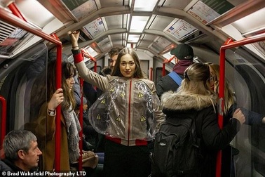 Trang phục kỳ lạ dành cho du khách đến London