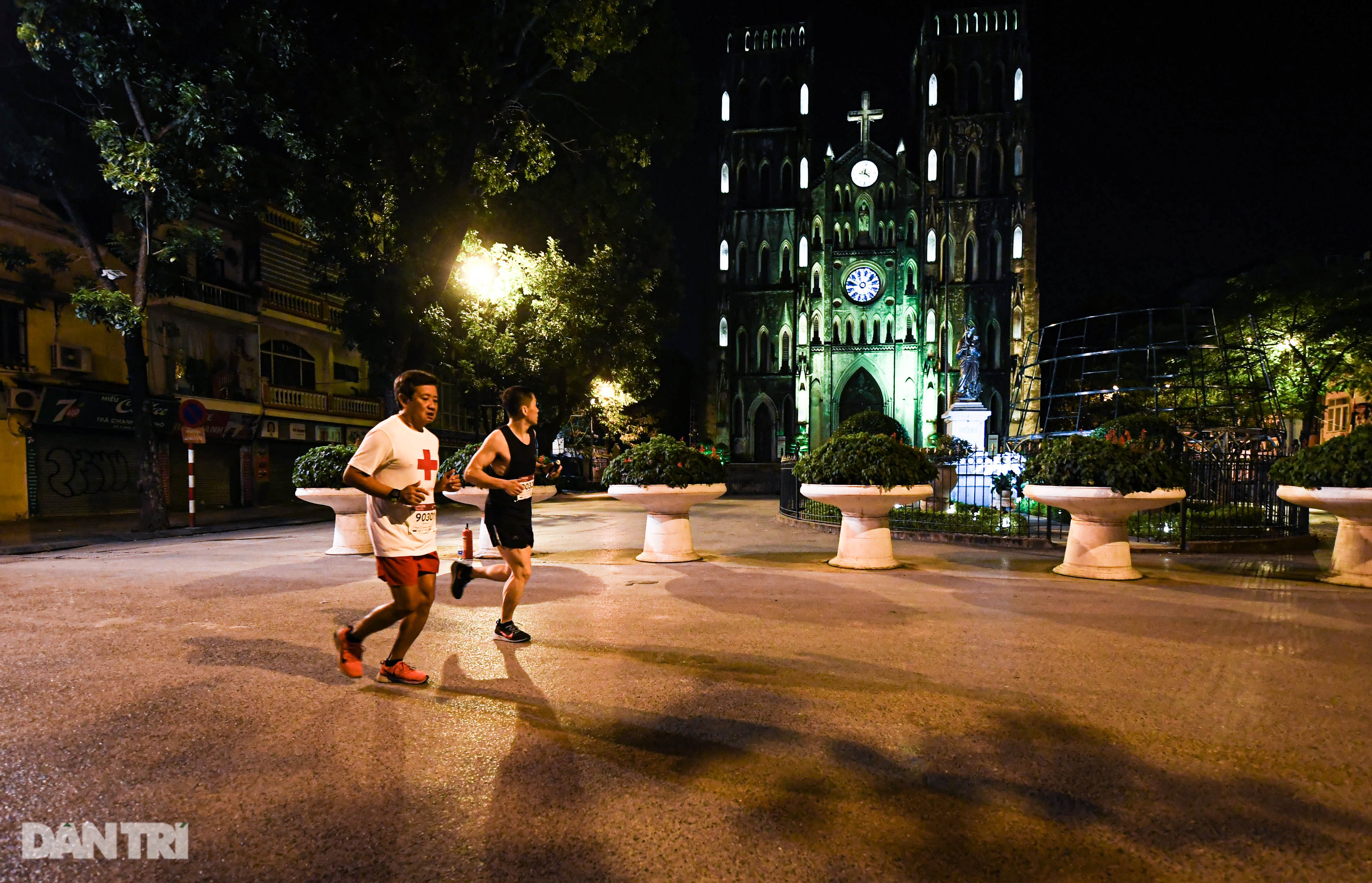 Hòa mình vào giải chạy đêm quy mô lớn lần đầu tiên tại Hà Nội - 13 Hòa mình vào giải chạy đêm quy mô lớn lần đầu tiên tại Hà Nội - 13