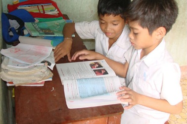 Thầy cô giáo góp gạo nuôi học sinh H’re 