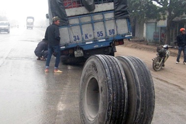 Xe tải đang chạy bỗng... rơi bánh