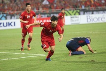 Chiếu chậm khoảnh khắc thăng hoa của Công Phượng khiến thầy Park vỡ oà