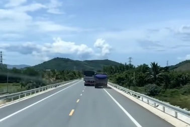 Xe tải kèn cựa, chặn đầu xe ben trên cao tốc
