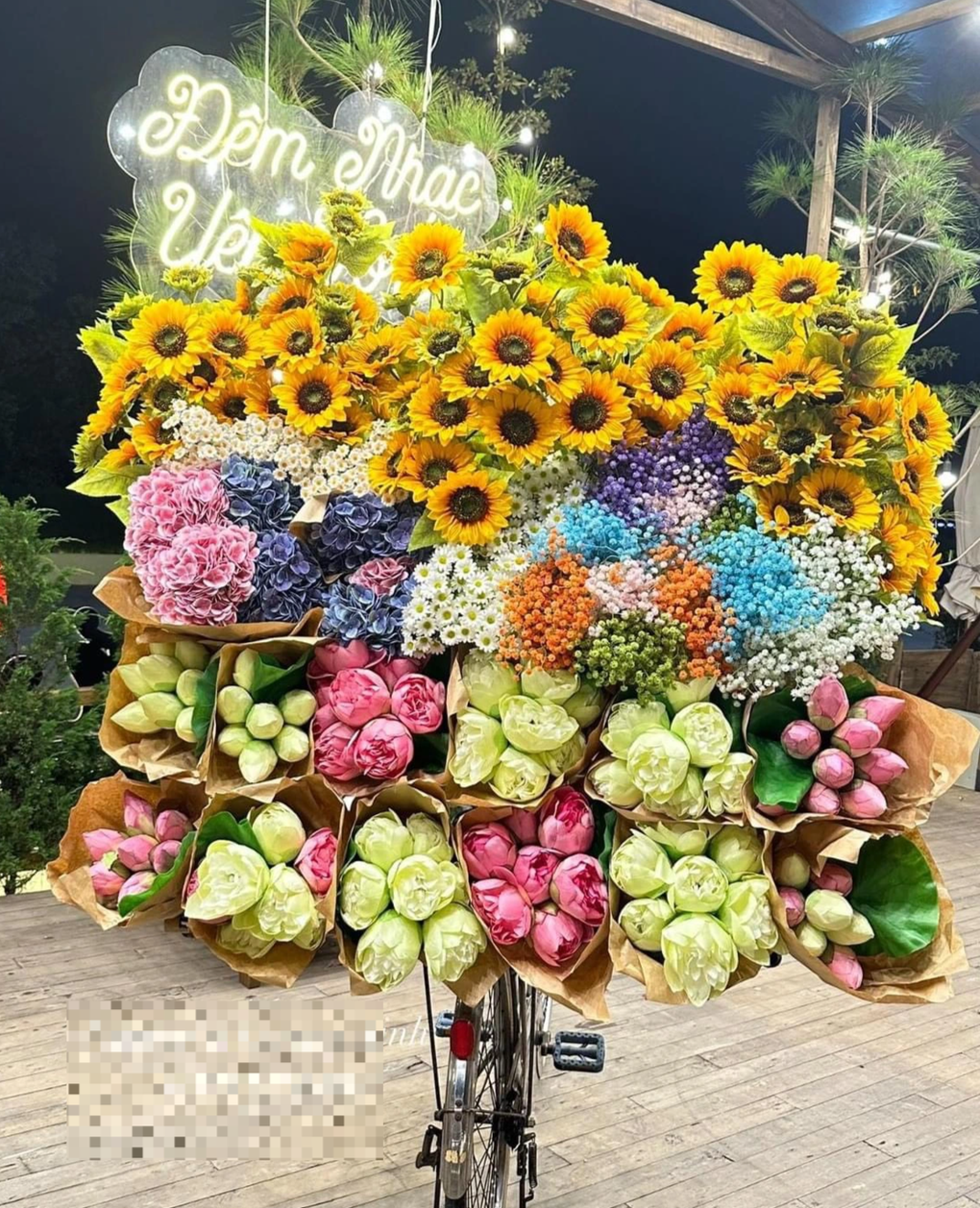 Nghề lạ: Cho thuê chỗ đứng với xe hoa, kiếm tiền triệu mỗi ngày - 4