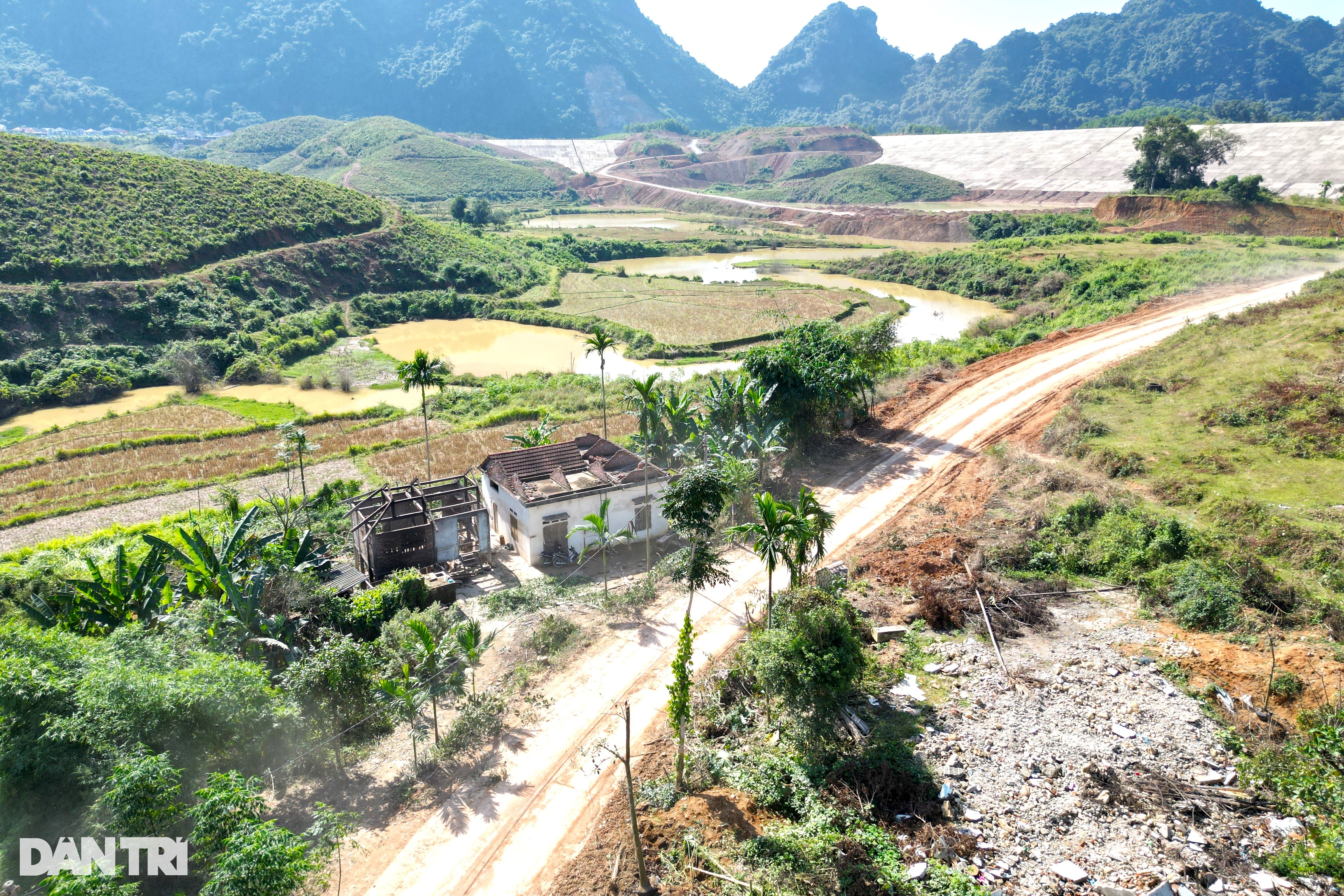 Đại công trường hồ chứa nước có đập đất cao bậc nhất Việt Nam - 9