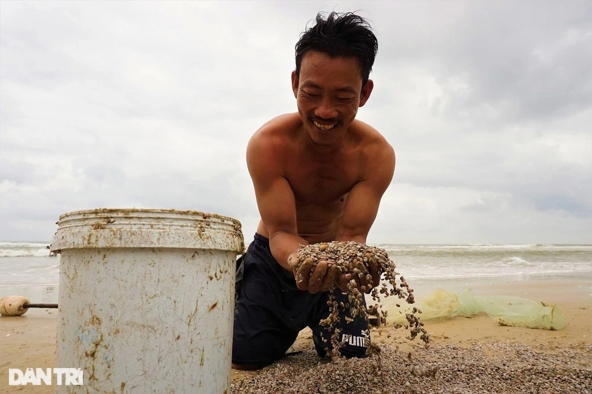 Gần Tết, ngư dân rủ nhau lội ngược sóng, lọc cát thu lộc biển - 10 Gần Tết, ngư dân rủ nhau lội ngược sóng, lọc cát thu lộc biển - 10