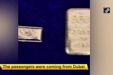Hành khách bị phát hiện giấu hơn 3 kg vàng trong quần lót, tất và dưới ghế