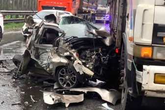 Tài xế tự chui ra từ ô tô bẹp rúm sau va chạm khiến nhiều người bất ngờ