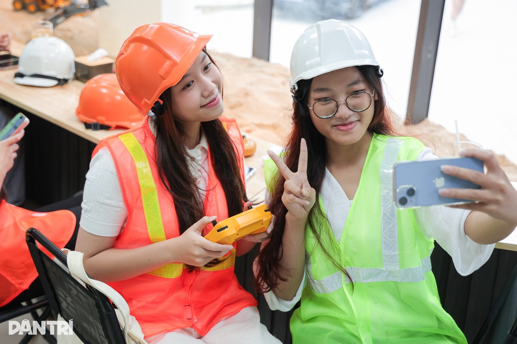 Hà Nội: Quán cà phê công trường, khách đến lái máy xúc, xe ben - 4