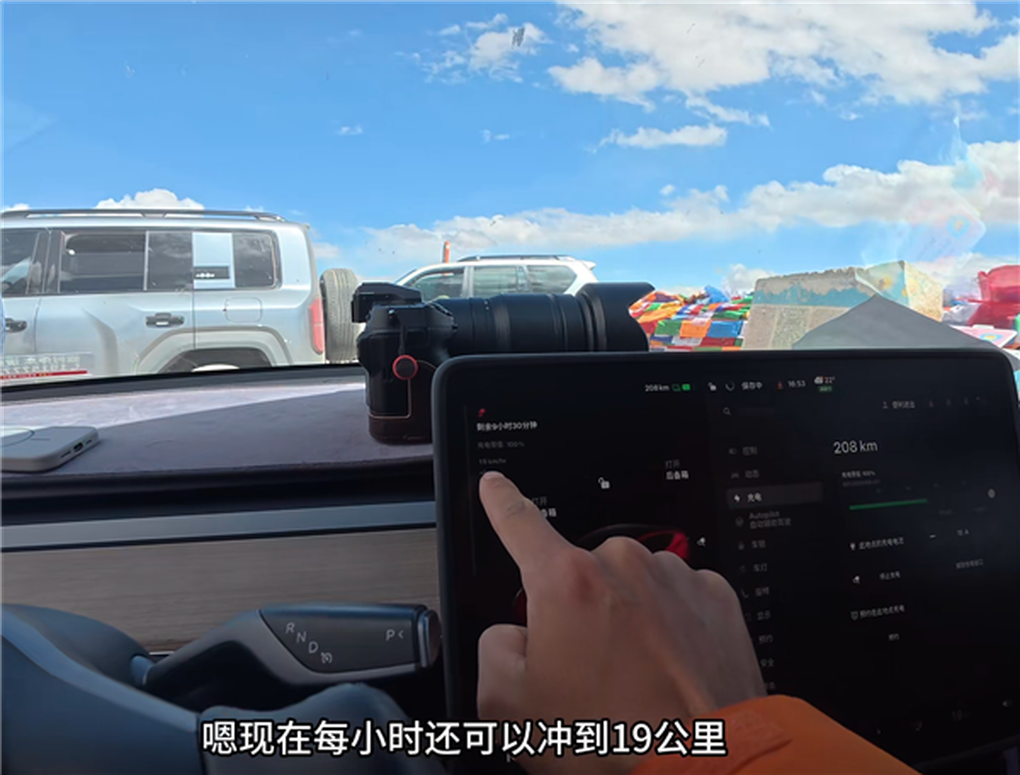 Cõng thêm máy phát, chiếc xe điện Tesla biến thành ô tô hybrid - 2 Cõng thêm máy phát, chiếc xe điện Tesla biến thành ô tô hybrid - 2