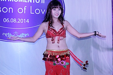 Nữ sinh chuyên Amsterdam múa bellydance nóng bỏng