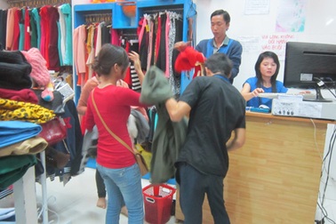 Sinh viên cặm cụi làm thêm kiếm tiền trả nợ trước Tết