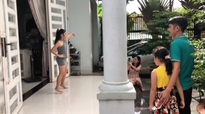 Cuộc thi trực tuyến “Khỏe cùng Zumba - Tránh xa Covid” không chỉ thu hút thanh thiếu nhi mà còn cả người lớn trong gia đình. Ảnh TT