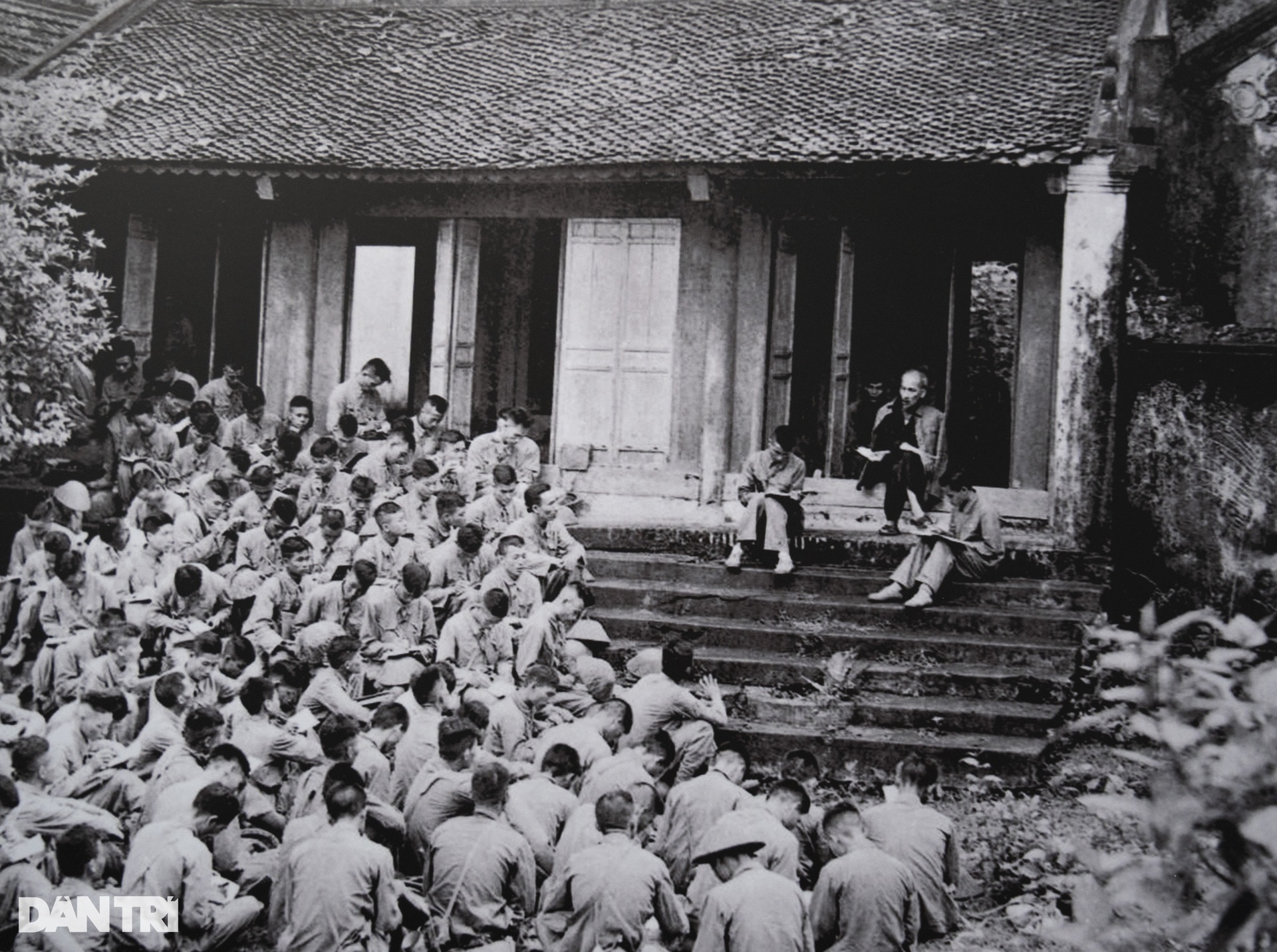 Tham quan triển lãm ảnh Chủ tịch Hồ Chí Minh, nhận phụ san đặc biệt về Bác - 6 Tham quan triển lãm ảnh Chủ tịch Hồ Chí Minh, nhận phụ san đặc biệt về Bác - 6