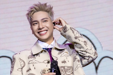 Quân A.P được 11 "anh trai" đến cổ vũ, xúc động trước 800 khán giả