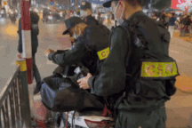 Xuyên đêm xử lý vi phạm, cảnh sát 141 phát hiện bình khí cười và côn 3 khúc