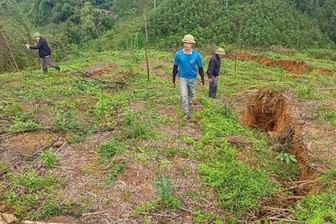 Chính quyền cấm đường, sơ tán dân khi xuất hiện vết nứt dài 150m trên đồi