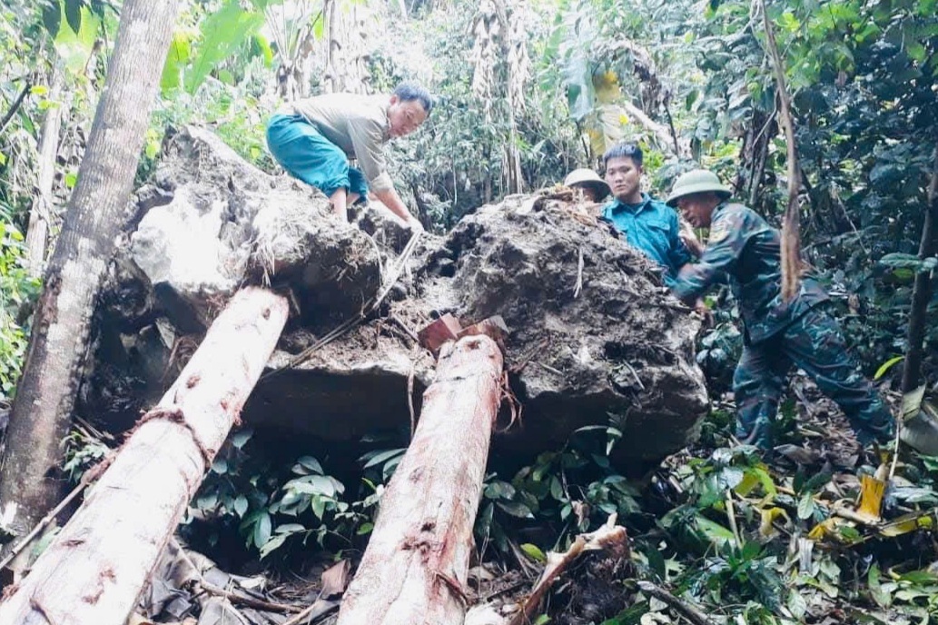 Batu-batu besar seberat satu ton menggantung di atas kepala orang-orang - 1 Đá tảng nặng cả tấn treo lơ lửng trên đầu dân - 1